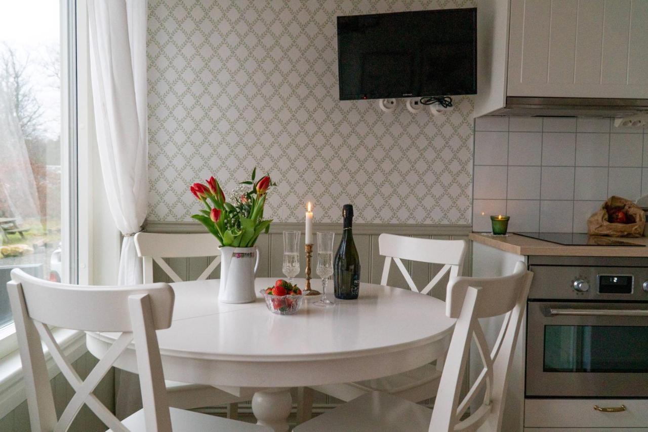Anfasteroed Gardsvik - Badstugor Med Loft Ljungskile Εξωτερικό φωτογραφία